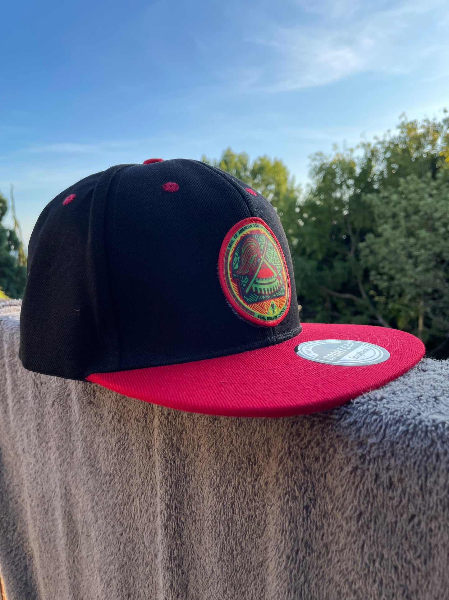 SAMOAN SEAL BLACK RED SNAPBACK